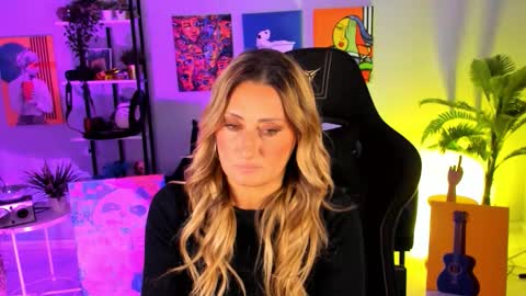 Snapshot of sarahholly chatting on 10-15-25, 12:27 Divine Sarah NONUDE model online show from 10-15-25, 12:27