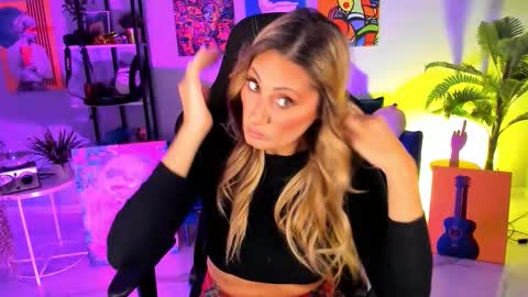 Snapshot of sarahholly chatting on 10-16-25, 12:17 Divine Sarah NONUDE model online show from 10-16-25, 12:17