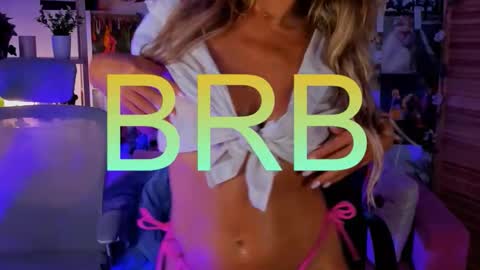 Snapshot of sarahholly chatting on 10-24-25, 11:39 Divine Sarah NONUDE model online show from 10-24-25, 11:39