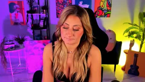 Snapshot of sarahholly chatting on 10-31-25, 01:01 Divine Sarah NONUDE model online show from 10-31-25, 01:01