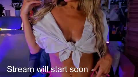 Snapshot of sarahholly chatting on 11-10-25, 11:20 Divine Sarah NONUDE model online show from 11-10-25, 11:20