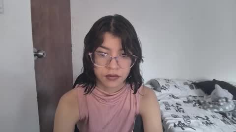 Snapshot of sarahsmitt chatting on 09-17-25, 12:51 Sarah online show from 09-17-25, 12:51