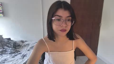 Snapshot of sarahsmitt chatting on 09-21-25, 03:35 Sarah online show from 09-21-25, 03:35