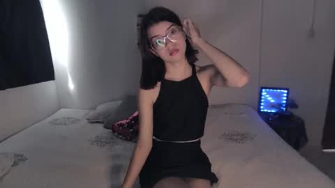 Snapshot of sarahsmitt chatting on 10-31-25, 01:45 Sarah online show from 10-31-25, 01:45