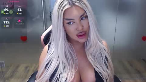 Snapshot of sarahstone_ chatting on 02-09-26, 08:29 Sarah online show from 02-09-26, 08:29