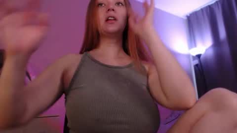 Snapshot of sarahsweetie_ chatting on 09-23-25, 02:09 Sarah online show from 09-23-25, 02:09