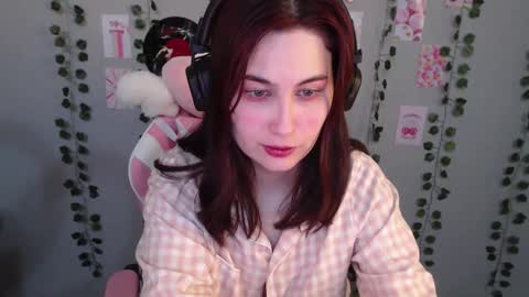 Snapshot of sarakinski chatting on 02-16-25, 01:27 Sara online show from 02-16-25, 01:27