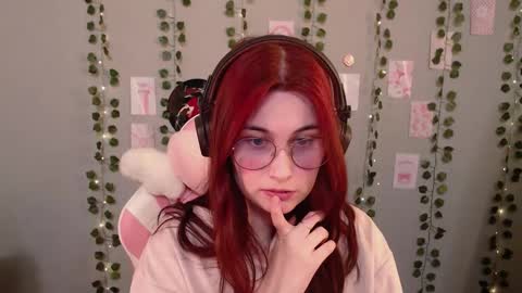 Snapshot of sarakinski chatting on 12-18-25, 02:23 Sara online show from 12-18-25, 02:23