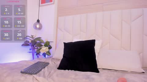 Snapshot of saramonroe1 chatting on 02-06-25, 10:43 Sara online show from 02-06-25, 10:43