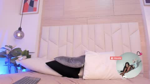 Snapshot of saramonroe1 chatting on 02-12-25, 11:09 Sara online show from 02-12-25, 11:09