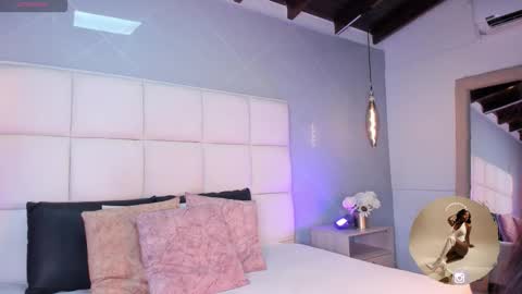 Snapshot of saramonroe1 chatting on 11-19-25, 01:22 Sara online show from 11-19-25, 01:22