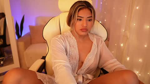 Snapshot of saraparisi_ chatting on 12-27-24, 12:07 Sara online show from 12-27-24, 12:07