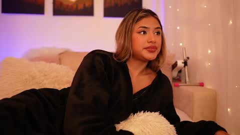 Snapshot of saraparisi_ chatting on 12-29-24, 12:09 Sara online show from 12-29-24, 12:09