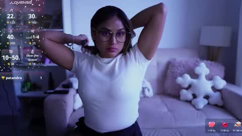 Snapshot of saraparisi_ chatting on 10-21-25, 10:43 Sara online show from 10-21-25, 10:43