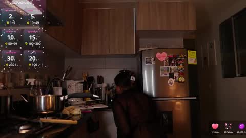 Snapshot of saraparisi_ chatting on 11-12-25, 11:36 Sara online show from 11-12-25, 11:36