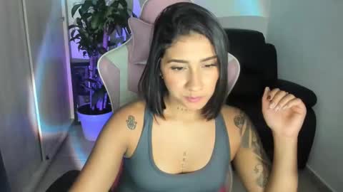 Snapshot of saratukkerr chatting on 11-28-25, 01:19 saratukkerr online show from 11-28-25, 01:19