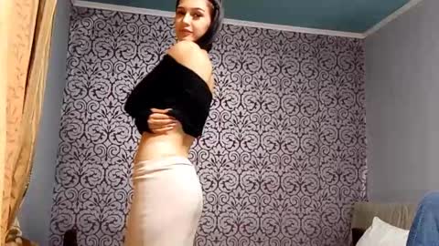 Snapshot of sary_vibe chatting on 09-16-25, 08:21 Valentina online show from 09-16-25, 08:21