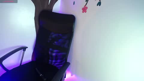 Snapshot of sasha_brattz chatting on 12-22-24, 01:33 Sasha Brattz online show from 12-22-24, 01:33