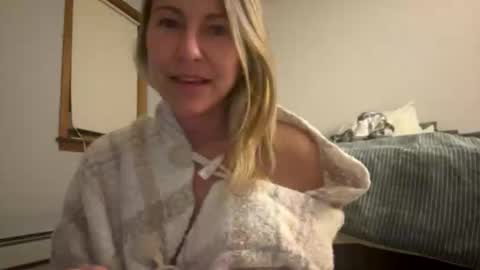 Snapshot of sassyella chatting on 10-19-25, 04:13 Sassyella online show from 10-19-25, 04:13