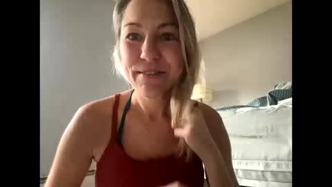 Snapshot of sassyella chatting on 10-19-25, 04:29 Sassyella online show from 10-19-25, 04:29