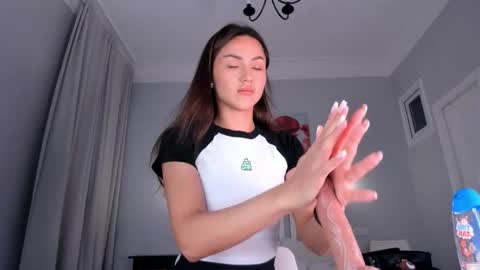 Snapshot of sassynova chatting on 10-16-25, 01:17 Ksenya online show from 10-16-25, 01:17