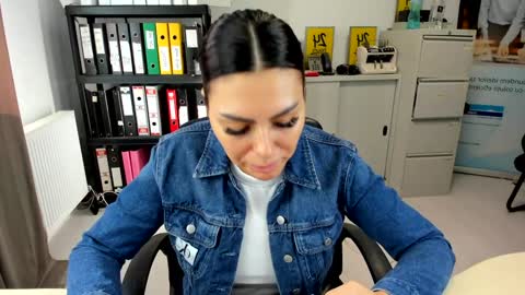 Snapshot of sassytiff chatting on 09-27-25, 12:43 sassytiff online show from 09-27-25, 12:43