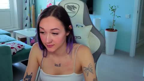 Snapshot of savage_lust_ chatting on 04-29-26, 04:05 Ariel online show from 04-29-26, 04:05