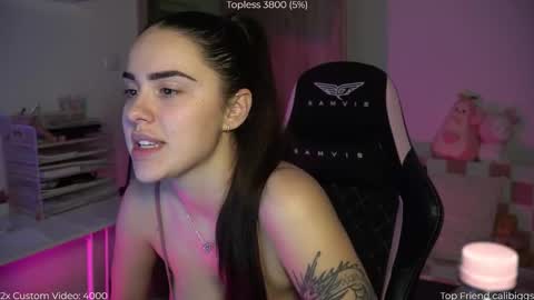 Snapshot of savvage_play chatting on 11-19-25, 09:26 Naomi online show from 11-19-25, 09:26