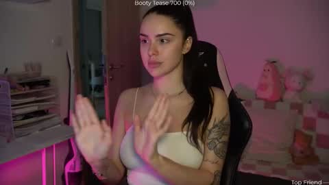 Snapshot of savvage_play chatting on 12-14-25, 07:40 Naomi online show from 12-14-25, 07:40