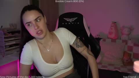 Snapshot of savvage_play chatting on 12-16-25, 07:41 Naomi online show from 12-16-25, 07:41