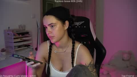 Snapshot of savvage_play chatting on 05-17-26, 08:38 Naomi online show from 05-17-26, 08:38