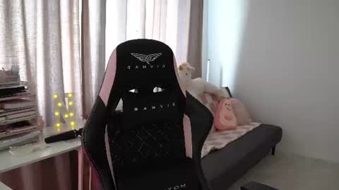 Snapshot of savvage_play chatting on 06-05-26, 07:14 Naomi online show from 06-05-26, 07:14