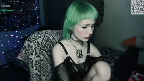 pronoun she. name Mary. age 21. online show from 03-11-26, 11:22