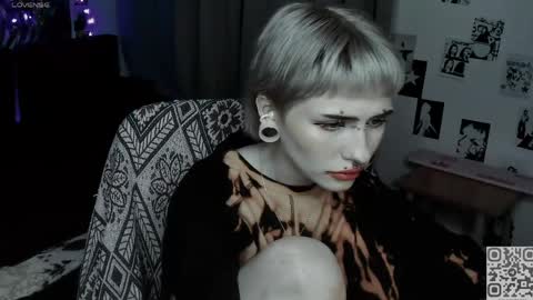 Snapshot of say_mary chatting on 05-05-26, 10:51 pronoun she. name Mary. age 21. online show from 05-05-26, 10:51