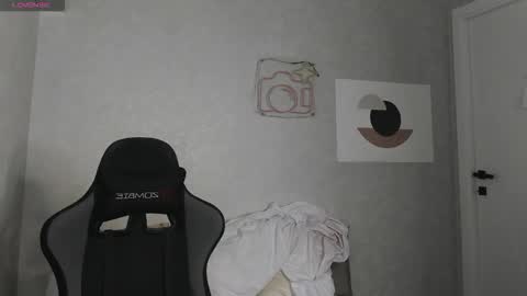 Kira  GMT 7 Mon Thu-Sun  0800am-0200pm  online show from 12-15-25, 01:32