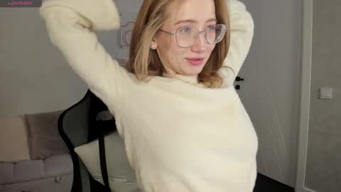 Kira  GMT 7 Mon Thu-Sun  0800am-0200pm  online show from 02-26-26, 01:26