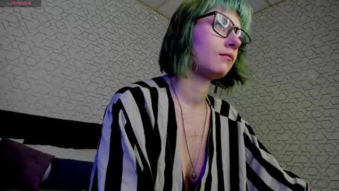 Snapshot of scarle_whisper chatting on 05-12-26, 09:17 Emmy online show from 05-12-26, 09:17