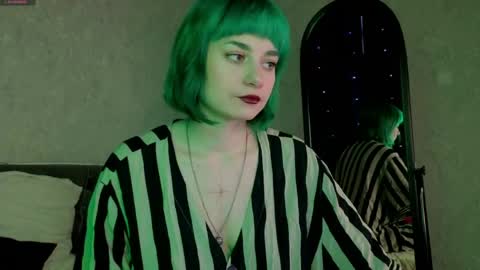 Snapshot of scarle_whisper chatting on 05-19-26, 09:15 Emmy online show from 05-19-26, 09:15