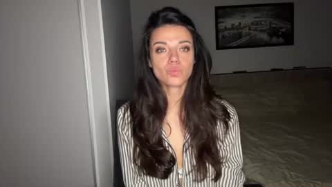 Snapshot of scarlet_daisy_ chatting on 06-17-26, 07:00 Sophie online show from 06-17-26, 07:00