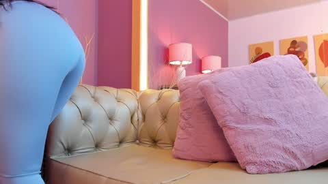 Scarlet Edwars online show from 01-22-25, 01:00