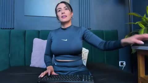 Scarlet Edwars online show from 10-14-25, 08:20