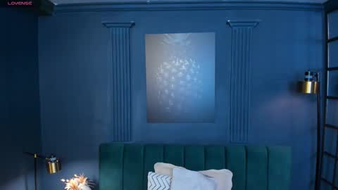 Scarlet Edwars online show from 12-21-25, 06:04