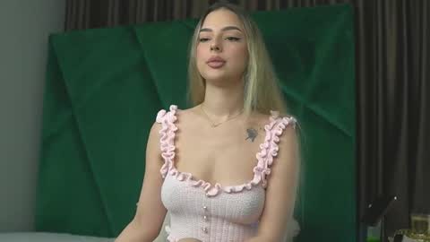 Snapshot of scarletcoles chatting on 11-04-25, 10:42 Scarlet online show from 11-04-25, 10:42