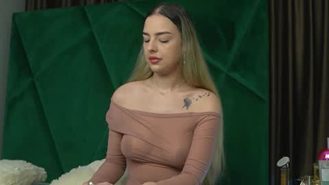 Snapshot of scarletcoles chatting on 11-21-25, 11:36 Scarlet online show from 11-21-25, 11:36