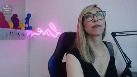 Snapshot of scarlett_079 chatting on 11-15-25, 12:02 Scarlett online show from 11-15-25, 12:02