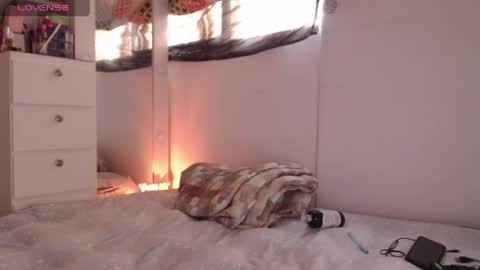 Scarlett Thumb up please help me 100 its important online show from 04-15-26, 09:15