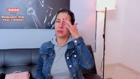 Snapshot of scarlett_moore_ chatting on 12-29-24, 01:49 Scarlett online show from 12-29-24, 01:49