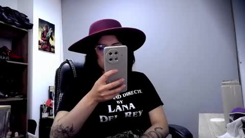 Snapshot of scarlett_sen chatting on 05-05-26, 04:15 Mistress Scarlett online show from 05-05-26, 04:15