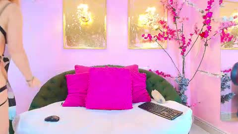 Snapshot of scarlette04 chatting on 02-16-26, 08:27 SCARLETTE online show from 02-16-26, 08:27