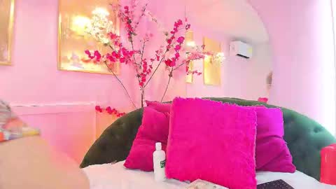 Snapshot of scarlette04 chatting on 02-18-26, 07:43 SCARLETTE online show from 02-18-26, 07:43